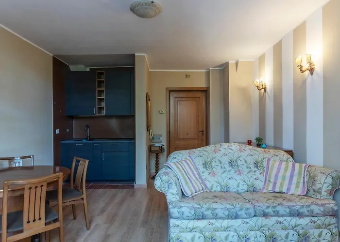 Guesthost - Roomy&cozy With Shared Terrace * Rom